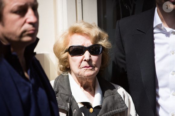 Erik Berchot, pianiste, Aïda Aznavour-Garvarentz, sœur de Charles Aznavour ici pour inaugurer la plaque commémorative de Charles Aznavour, chanteur français et arménien, à Paris, le 21 mai 2019.  Photo par Raphael Lafargue/ABACAPRESS.COM