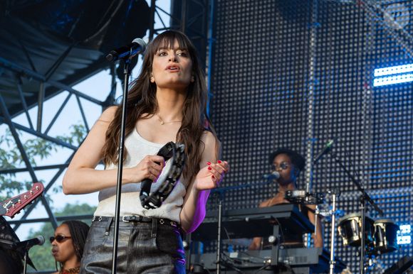Clara Luciani se produit sur scène lors du Festiv4L Signe Renault au Chalet des Iles le 23 juin 2025 à Paris, France. Photo by Nasser Berzane/ABACAPRESS.COM