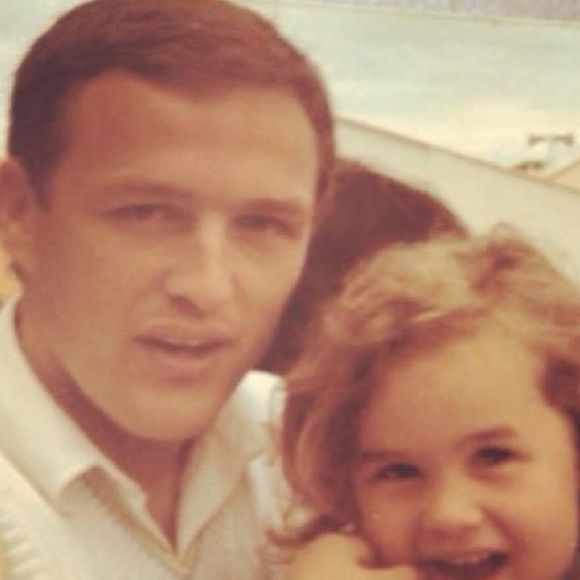 Pour la veuve de Johnny Hallyday, vieillir n'est pas un problème.

Laeticia Hallyday et son papa © Instagram