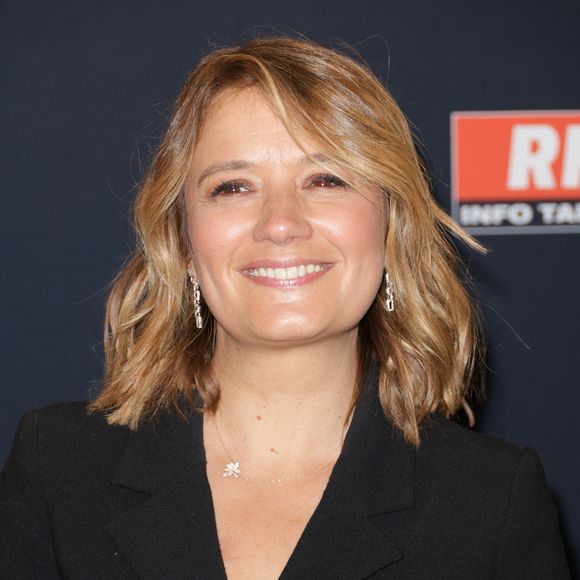 Elle a rencontré son compagnon grâce à son amie Estelle Denis.

Pascale de La Tour du Pin - Conférence de presse de la rentrée RMC à Paris le 2 septembre 2025. © Coadic Guirec/Bestimage
