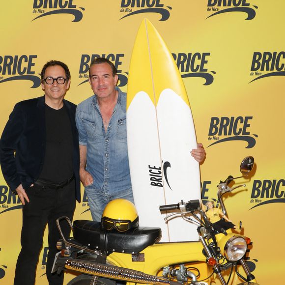 James Huth et Jean Dujardin lors de la projection spéciale pour célébrer les 20 ans de Brice de Nice en présence de l'équipe du film au Grand Rex à Paris, France, le 6 avril 2025. © Coadic Guirec/Bestimage