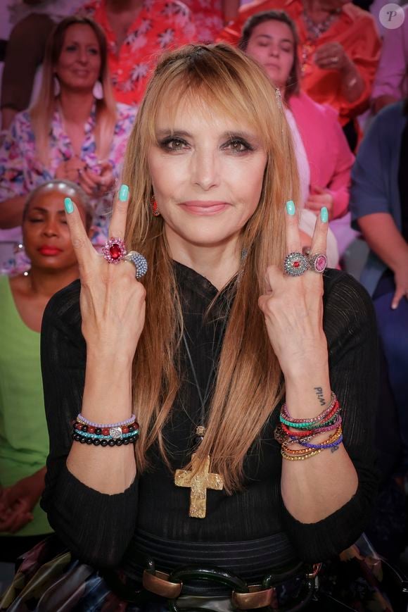 Si Jeanne Mas revient en France pour la scène, c'est aux États-Unis qu'elle a posé ses valises depuis des années. Elle vit en Arizona, au plus près de son fils, Christopher.

Jeanne Mas - Enregistrement de l'émission "Touche Pas à Mon Poste".

© Jack Tribeca / Bestimage
