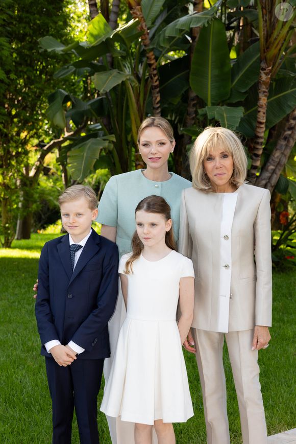Le prince Jacques de Monaco, marquis des Baux, La princesse Gabriella de Monaco, comtesse de Carladès, La princesse Charlène de Monaco et Brigitte Macron posent dans les jardins du palais en marge de la visite d'état du couple présidentiel français à Monaco le 7 juin 2025.

© Olivier Huitel / Pool Monaco / Bestimage