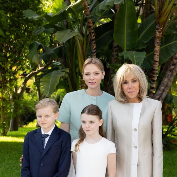 Le prince Jacques de Monaco, marquis des Baux, La princesse Gabriella de Monaco, comtesse de Carladès, La princesse Charlène de Monaco et Brigitte Macron posent dans les jardins du palais en marge de la visite d'état du couple présidentiel français à Monaco le 7 juin 2025.

© Olivier Huitel / Pool Monaco / Bestimage