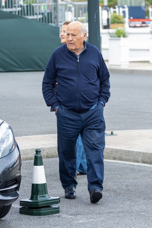 Selon Glitz, "Pontegadea Real Estate, le fonds immobilier du fondateur de Zara, a récemment ferraillé au tribunal avec l'un de ses locataires, le parfumeur d'ultra-luxe Henry Jacques". 

BGUK_2975553 - a coruna, espagne - L'homme d'affaires milliardaire espagnol Amancio Ortega profite d'une journée en famille pour regarder les chevaux sauter au centre équestre Casas Novas avec sa fille Marta Ortega et son partenaire Carlos Torretta à A Coruña, Espagne.



Sur la photo : Amancio Ortega