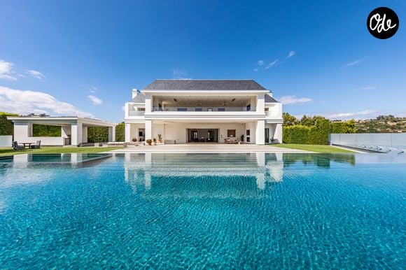 L’ancienne propriété de Ben Affleck et Jennifer Lopez à Beverly Hills s’étend sur près de deux hectares. La résidence compte 12 chambres, 24 salles de bains, une piscine à débordement, un vaste complexe sportif et un garage pouvant accueillir 12 voitures. Crédit photo : Simon Berlyn.