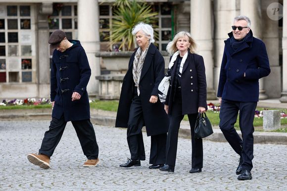 Venu avec Laurent Ruquier.

Steevy Boulay, Annie Lemoine, Elisa Servier, Laurent Ruquier - Obsèques d'Isabelle Mergault à la Coupole du Père-Lachaise à Paris le 30 mars 2026. © Cyril Moreau - Dominique Jacovides / Bestimage