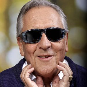 Gilbert Montagne posant lors d'une séance photo à Paris, en France, en novembre 2018. Photo : VIM/ABACAPRESS.COM