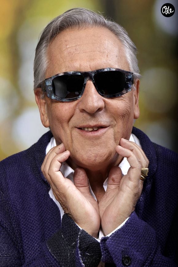 Gilbert Montagne posant lors d'une séance photo à Paris, en France, en novembre 2018. Photo : VIM/ABACAPRESS.COM