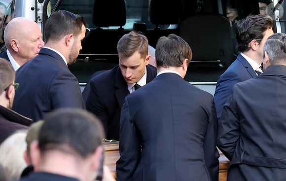 Le cercueil de Jean-Marie Le Pen porté par deux de ses petits-fils - Arrivées des membres de la famille Le Pen aux obsèques de Jean-Marie Le Pen en l'église Saint-Joseph à la Trinité-sur-Mer  le 11 juillet 2025. © Dominique Jacovides / Guillaume Collet / Bestimage