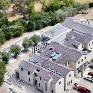 Dès les premières secondes de sa vidéo, l'ampleur de la propriété du quartier exclusif de Hidden Hills laisse sans voix. 

La méga-maison de Kylie Jenner à Hidden Hills semble être en voie d'achèvement en Californie. 

©BestImage