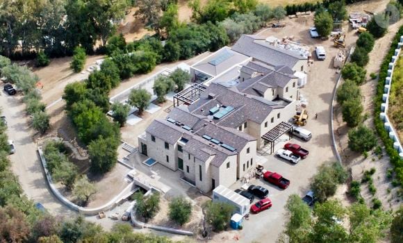Dès les premières secondes de sa vidéo, l'ampleur de la propriété du quartier exclusif de Hidden Hills laisse sans voix. 

La méga-maison de Kylie Jenner à Hidden Hills semble être en voie d'achèvement en Californie. 

©BestImage
