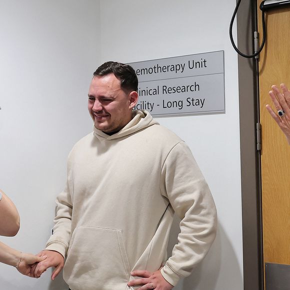 La princesse de Galles (Catherine Kate Middleton, princesse de Galles) visite le Christie NHS Foundation Trust, pour mettre en évidence le pouvoir de guérison des soins holistiques, parallèlement aux soins cliniques, pour les personnes vivant avec et au-delà du cancer, à Manchester, au Royaume-Uni, le 4 juin 2026.

© Andy Stenning/WPA-Pool/ Julien Burton / Bestimage