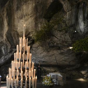 Le pape Leon XIV en visite à la Grotte de Massabielle pour un temps de prière lors de son voyage à Lourdes, le 26 septembre 2026.(Credit Image: © ANSA via ZUMA Press / Bestimage)