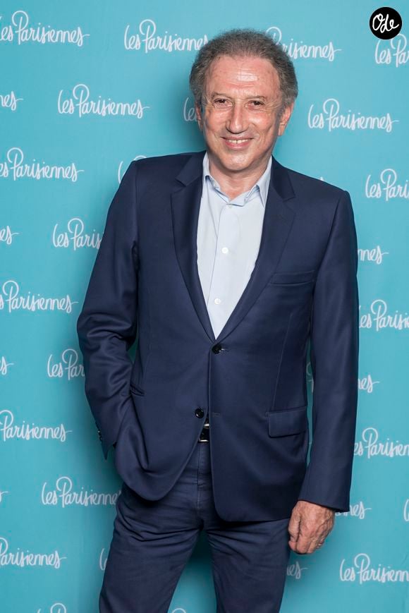 Michel Drucker revendique un "devoir de mémoire" envers les artistes disparus.

Michel Drucker - Photocall de la première du spectacle "Les Parisiennes" aux Folies Bergères à Paris le 24 mai 2018.  © Olivier Borde - Pierre Perusseau/Bestimage