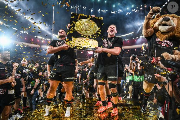 Le Stade Toulousain célèbre la cérémonie de remise du trophée du Top 14 après le match de la finale de rugby contre l'UBB Bordeaux au Stade de France à Saint-Denis, au nord de Paris, le 28 juin 2024. Photo par Firas Abdullah/ABACAPRESS.COM