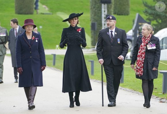 C'est seule, sans le prince William et ses enfants, que la princesse a commémoré cet anniversaire historique.

Kate Middleton lors de la cérémonie du souvenir organisée par la Royal British Legion au National Memorial Arboretum dans le Staffordshire.

Photo : Arthur Edwards / Pa Photos / Bestimage