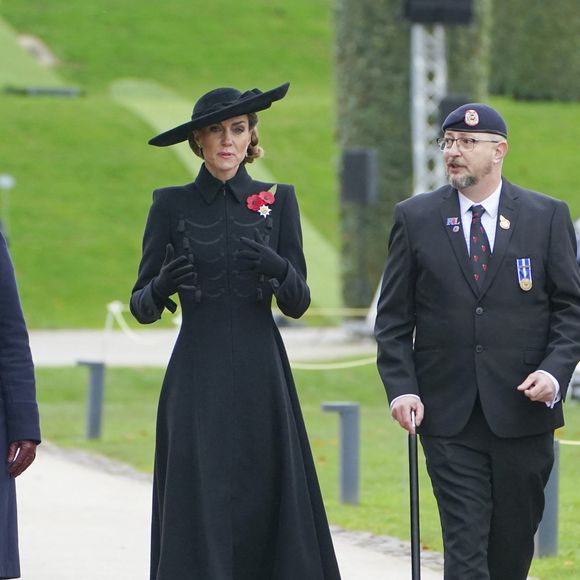 C'est seule, sans le prince William et ses enfants, que la princesse a commémoré cet anniversaire historique.

Kate Middleton lors de la cérémonie du souvenir organisée par la Royal British Legion au National Memorial Arboretum dans le Staffordshire.

Photo : Arthur Edwards / Pa Photos / Bestimage