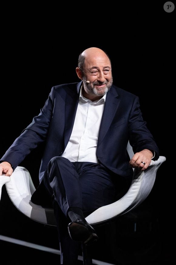 Kad Merad et l'amour à 60 ans

Exclusif - Kad Merad lors de l'enregistrement de l'émission "La chanson secrète N°14", présentée par Nikos Aliagas et diffusée le 26 décembre sur TF1, à Paris le 9 décembre 2025. © Jacovides-Moreau/Bestimage