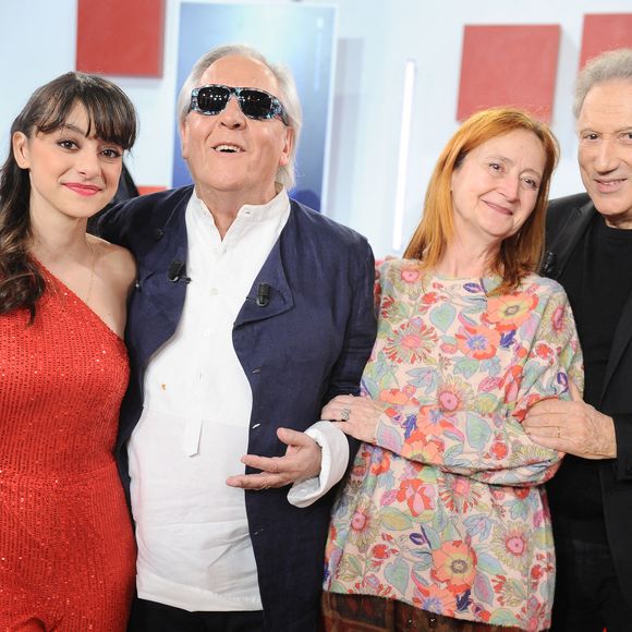 Ce dimanche, Michel Drucker animera un nouveau numéro de Vivement dimanche sur France 3.

Exclusif - Gilbert Montagne, son épouse Nikole, leur petite fille Elsa et Michel Drucker- Enregistrement de l'émission Vivement dimanche au studio Rive Gauche , présentée par Michel Drucker .
© Guillaume Gaffiot / Bestimage