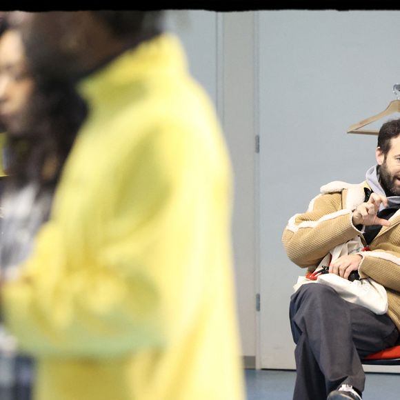 Ce projet, porté par Paris Dance Project, vise à faire découvrir la danse à des jeunes, scolarisés dans des établissements situés dans des zones prioritaires.

Exclusif - Rachida Dati, ministre de la Culture, en déplacement au lycée professionnel Théodore Monod, à Noisy le Sec, le 20 janvier 2025, aux côtés de Benjamin Millepied. © Alain Guizard / Bestimage