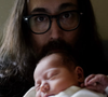 C'est sur X puis sur Instagram que Sean Ono Lennon, 50 ans, a choisi d'annoncer l'arrivée de son fils, Aurelius. 

Sean Ono Lennon et son fils nouveau-né sur Instagram en septembre 2026