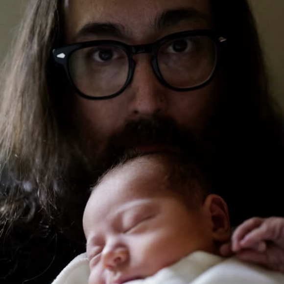 C'est sur X puis sur Instagram que Sean Ono Lennon, 50 ans, a choisi d'annoncer l'arrivée de son fils, Aurelius. 

Sean Ono Lennon et son fils nouveau-né sur Instagram en septembre 2026