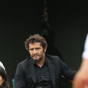 Après la publication de ce souvenir, les internautes se sont tous arrêtés sur le même détail : le fait que les deux hommes soient de véritables sosies. "Belle ressemblance, et bonnes fêtes !" a noté l'un d'eux. 

Bixente Lizarazu et son fils Tximista dans les tribunes lors des internationaux de France de Roland-Garros à Paris. Photo par Dominique Jacovides-Cyril Moreau/Bestimage