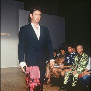 Éric Cantona défile pour Paco Rabanne en 1994 à Paris.