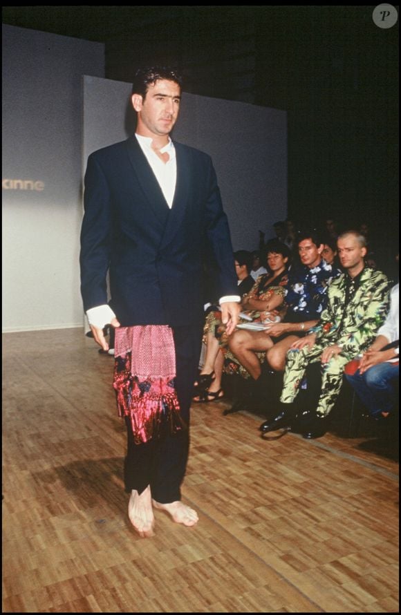Éric Cantona défile pour Paco Rabanne en 1994 à Paris.