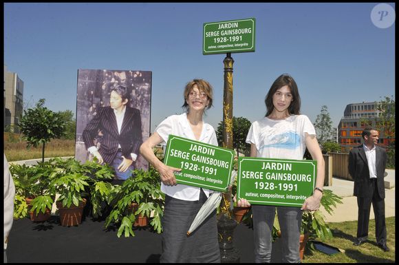 Charlotte Gainsbourg et Jane Birkin inaugurent le jardin Serge Gainsbourg, porte des Lilas, à Paris.

COADIC GUIREC / BESTIMAGE