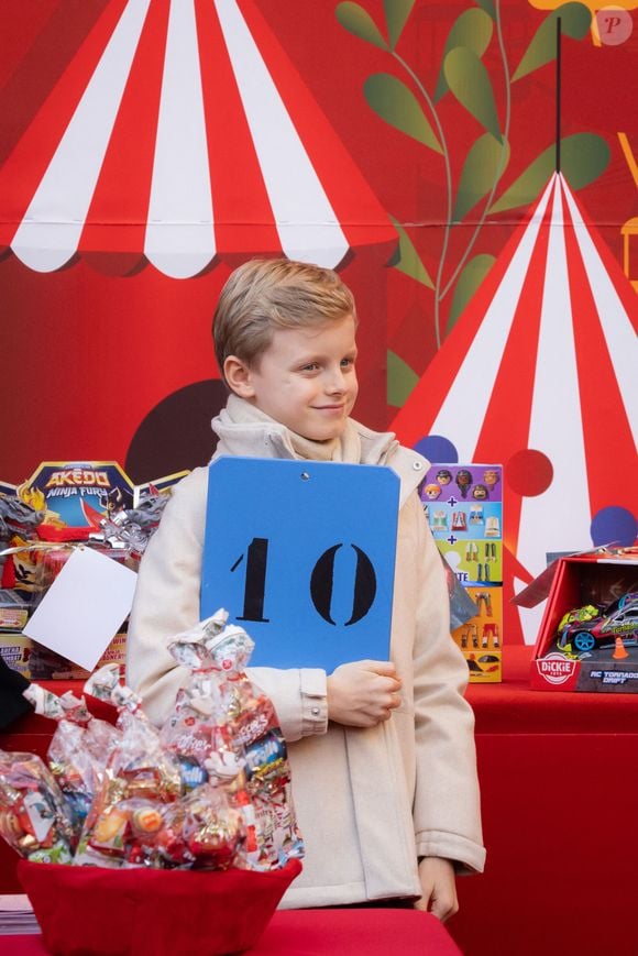 Le prince Jacques de Monaco, marquis des Baux - La famille princière de Monaco offre les traditionnels cadeaux de Noël aux enfants monégasques dans la Cour du Palais Princier, le 18 décembre 2024. 
© Olivier Huitel / Pool Monaco / Bestimage