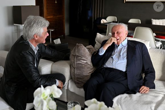 Exclusif - Philippe Bouvard, journaliste français, écrivain, homme de radio et de télévision, à son domicile, en interview télé avec le journaliste producteur Cyril Viguier à Cannes, le 27 février 2025. 
Ces derniers secrets, il se confie a Cyril Viguier dans une emission diffusée dans le monde entier.

﻿A 95 ans, Philippe Bouvard a décidé de raccrocher et de prendre sa retraite !
Avant d’interrompre définitivement ses activités, l’animateur des « Grosses têtes », auteur de 69 livres et qui réside à maintenant à Cannes, raconte ses souvenirs à Cyril Viguier, au cours d’un Talk qui sera diffusée le 3 et 6 mai première émission et le 10 et 13 mai deuxième émission  sur TV5 Monde et sur RTL, une radio dont il fut, durant plusieurs décennies, l’animateur fétiche.

De René Cotty au Général de Gaulle, de Mitterrand à Sarkozy en passant par Giscard, qu’il soupçonne de « lui avoir coller un contrôle fiscal ! », Bouvard dévoile ses derniers secrets et raconte ses rencontres savoureuses avec tous les Présidents.

D’une République à l’autre, il raconte aussi à Cyril Viguier ses anecdotes drôles et inédites, souvent caustiques, parfois rugueuses, avec les grandes Icônes Françaises: Bardot, Delon, Aznavour etc…

© Bruno Bebert/Bestimage