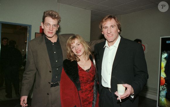 Cette addiction a profondément marqué la vie de Guillaume, jusqu’à le mener à plusieurs démêlés judiciaires et à l’isolement

Représentation unique contre le SIDA, Gérard Depardieu, Elisabeth Depardieu et Guillaume Depardieu. © Bestimage