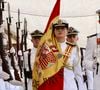 Fière avec un costume militaire blanc, la soeur de Sofia a même été le porte-drapeau lors de la cérémonie. 

La princesse Leonor d'Espagne est le porte-drapeau lors de la cérémonie du drapeau de New York à bord du navire-école Juan Sebastian de Elcano. LALO YASKY / BESTIMAGE