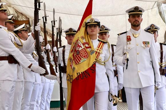 Fière avec un costume militaire blanc, la soeur de Sofia a même été le porte-drapeau lors de la cérémonie. 

La princesse Leonor d'Espagne est le porte-drapeau lors de la cérémonie du drapeau de New York à bord du navire-école Juan Sebastian de Elcano. LALO YASKY / BESTIMAGE
