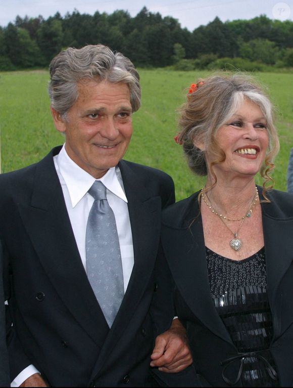 Brigitte Bardot et son mari Bernard d'Ormale, Vienne, 25 mai 2002. Photo par Imago/ABACAPRESS.COM