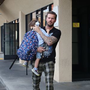 Exclusif - M. Pokora et son fils à Studio City, le 26 février 2022.

Photo : Backgrid USA / Bestimage