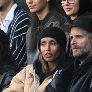 Sonia Rolland et son mari Guillaume Gabriel en tribunes lors du match de football Ligue 1 Uber Eats opposant le Paris Saint-Germain (PSG) à l'OGC Nice (1-0) au Parc des Princes à Paris, France, le 1er novembre 2025. © Lionel Urman/Bestimage