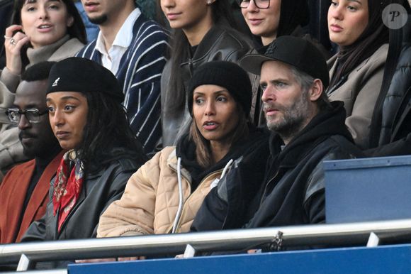 Sonia Rolland et son mari Guillaume Gabriel en tribunes lors du match de football Ligue 1 Uber Eats opposant le Paris Saint-Germain (PSG) à l'OGC Nice (1-0) au Parc des Princes à Paris, France, le 1er novembre 2025. © Lionel Urman/Bestimage