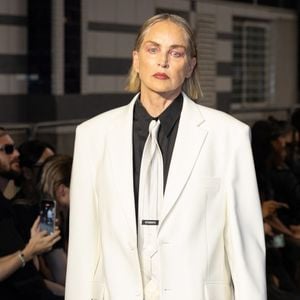 L'actrice s'est en effet livrée sur ses secrets d'éducation vis-à-vis de ses trois enfants et l'attention primordiale qu'elle leur porte.
Sharon Stone défile pour Vêtements "Collection Homme Prêt-à-Porter Printemps/Eté 2027" lors de la Fashion Week de Paris (PFW) le 26 juin 2026.
© Florian Lavielle/Bestimage