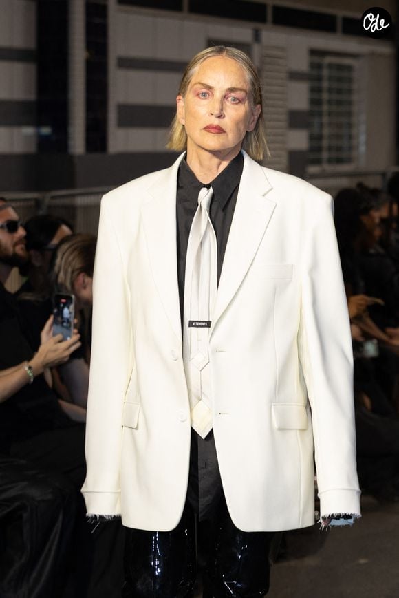 L'actrice s'est en effet livrée sur ses secrets d'éducation vis-à-vis de ses trois enfants et l'attention primordiale qu'elle leur porte.

Sharon Stone défile pour Vêtements "Collection Homme Prêt-à-Porter Printemps/Eté 2027" lors de la Fashion Week de Paris (PFW) le 26 juin 2026.
© Florian Lavielle/Bestimage
