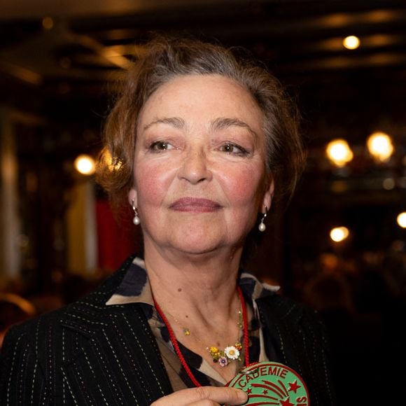 Catherine Frot et sa sœur cadette Dominique avaient toutes deux choisi une carrière d’actrice, avec des parcours différents au cinéma, au théâtre et à la télévision.

Catherine Frot lors de la cérémonie d'intronisation de A.Dussollier et C.Frot à l'académie Alphonse Allais au cabaret La Crémaillère à Paris

© Tiphaine Praud-Lebely / Bestimage