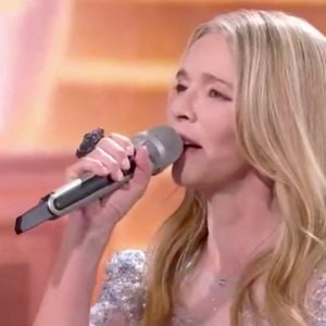 Scène surréaliste à la télévision chinoisele lundi 16 février 2026 : Hélène Rollès chante au côté de John Legend devant 800 millions de téléspectateurs pour le Nouvel An chinois.  CCTV via Bestimage