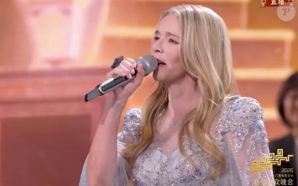 Scène surréaliste à la télévision chinoisele lundi 16 février 2026 : Hélène Rollès chante au côté de John Legend devant 800 millions de téléspectateurs pour le Nouvel An chinois.  CCTV via Bestimage
