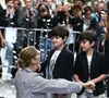Et cela, à la demande de ses enfants.

Eddy et Nelson Angelil - Celine Dion quitte l'hôtel Royal Monceau avec ses enfants et prend un jet privé au Bourget le 10 août 2017. © Agence/Bestimage