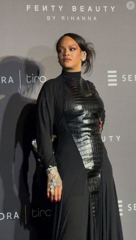 Mumbai, INDE La superstar mondiale est éblouissante dans une robe Alaïa moulante lors de la soirée organisée pour le lancement de Fenty Beauty à Mumbai, en Inde.



Sur la photo : Rihanna