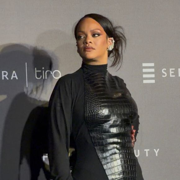 Mumbai, INDE La superstar mondiale est éblouissante dans une robe Alaïa moulante lors de la soirée organisée pour le lancement de Fenty Beauty à Mumbai, en Inde.



Sur la photo : Rihanna