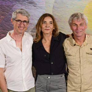 Fabrice Aragno, Bernard Stamm et Clotilde Courau - Photocall du film suisse "Le Lac" lors du 78ème Festival international du film de Locarno, le 14 août 2025. Non seulement c'est le seul long métrage helvétique en compétition mais c'est également le premier film du Romand F.Aragno. C.Courau y partage l'affiche avec le navigateur B.Stamm, tourné sur les eaux du lac Léman. 
© Romain Doucelin / Bestimage