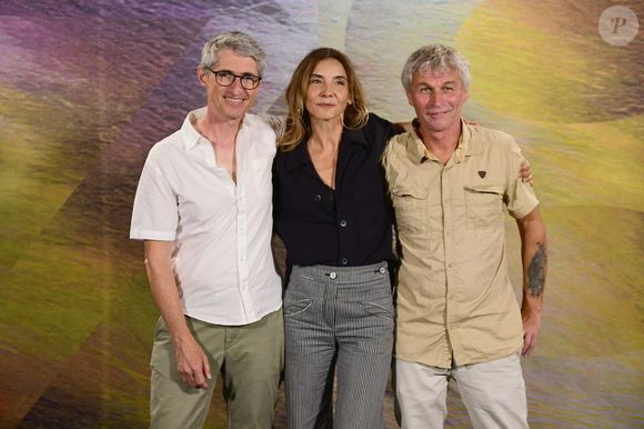 Fabrice Aragno, Bernard Stamm et Clotilde Courau - Photocall du film suisse "Le Lac" lors du 78ème Festival international du film de Locarno, le 14 août 2025. Non seulement c'est le seul long métrage helvétique en compétition mais c'est également le premier film du Romand F.Aragno. C.Courau y partage l'affiche avec le navigateur B.Stamm, tourné sur les eaux du lac Léman. 
© Romain Doucelin / Bestimage